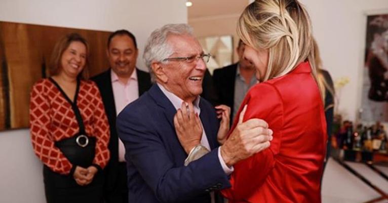 Carlos Alberto de Nóbrega se casa com Renata Dominguez, 42 anos mais nova
