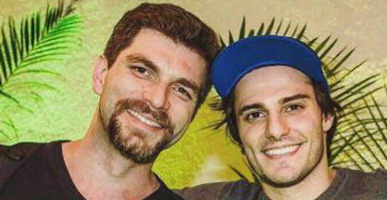 Saiba o que Hugo Bonemer faria se o namorado trocasse o nome dele na hora H