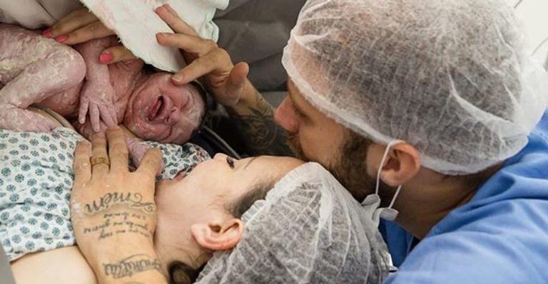 Em vídeo emocionante, blogueira Taciele Alcolea mostra parto de sua filha, Alícia