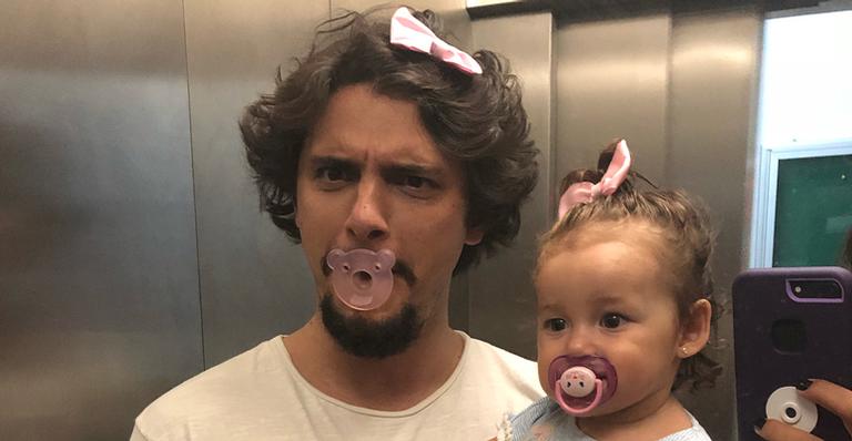 Filha de Bruno Gissoni arrisca alguns passos e dá show de fofura