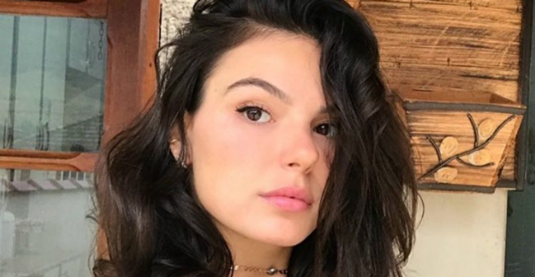 Isis Valverde exibe barriguinha de grávida durante aula de yoga