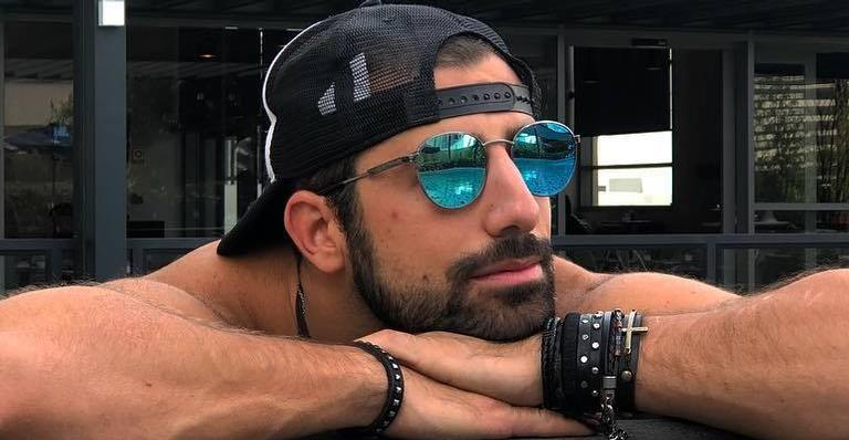 Kaysar se encanta pela avenida Paulista e filosofa sobre a felicidade