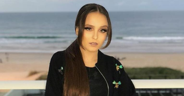 Larissa Manoela aparece com os cabelos azuis e deixa os fãs em choque