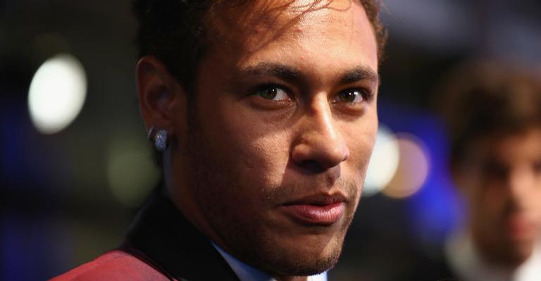 Neymar posa ao lado da taça da Copa: “Rumo ao hexa”