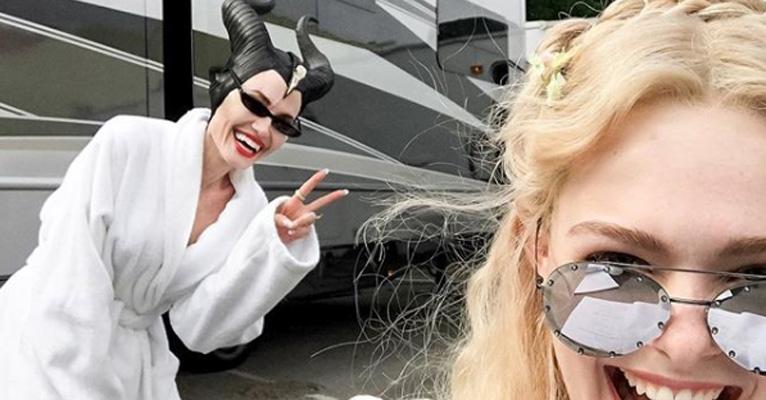 De roupão, Angelina Jolie posa caracterizada de Malévola e confirma sequencia do filme
