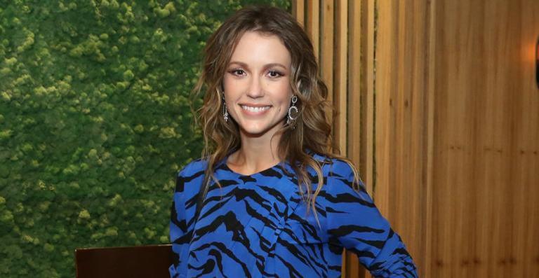 Juliana Didone posa com cara abatida e faz desabafo sobre maternidade