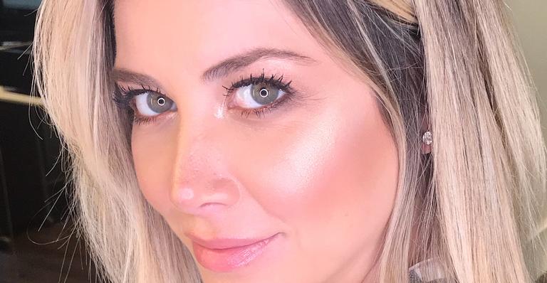 Mica Rocha compartilha foto do barrigão e comemora: “Chegamos na melancia”