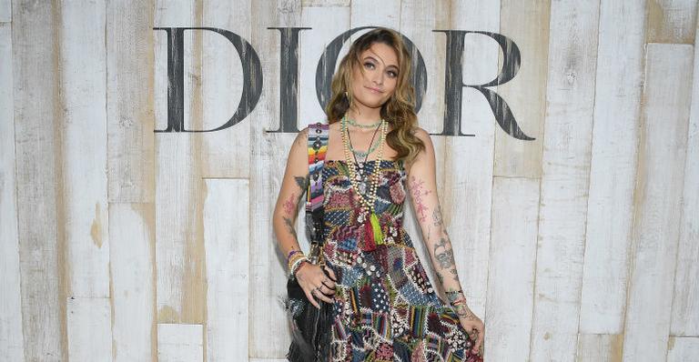 Paris Jackson deixa desfile de moda por preocupação com animais