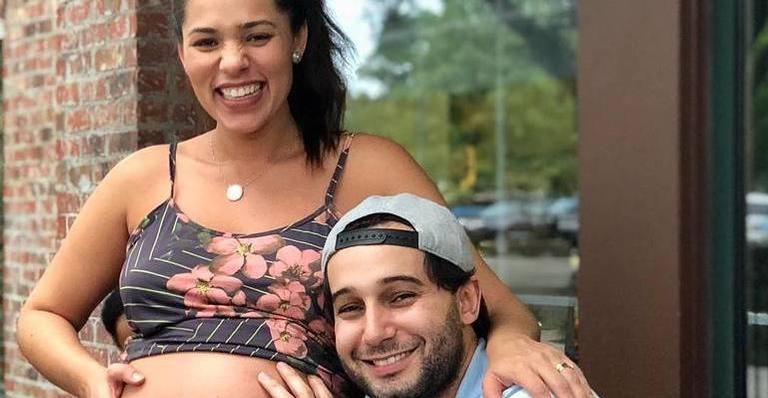 Na fase final de sua gravidez, Roberta Almeida comemora aniversário do irmão