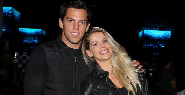 Karina Bacchi e Amaury Nunes curtem show em clima de romance