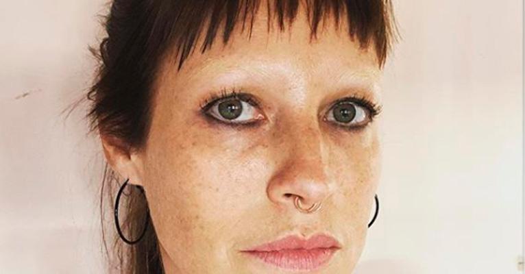 Luana Piovani radicaliza o visual e exibe os cabelos pretos