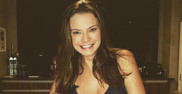 Milena Toscano exibe barriguinha de grávida durante aula de pilates