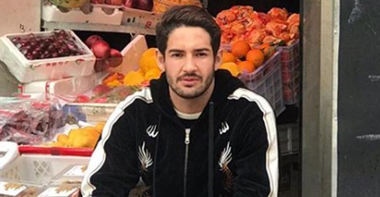 Pato posa com modelo e fãs especulam namoro