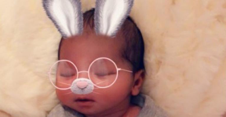 Khloé Kardashian mostra clique fofo da filha, True: “Meu bebê coelho”