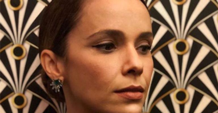 Débora Falabella faz raríssima aparição com a irmã em Nova York e choca fãs