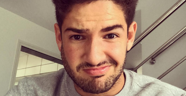 Alexandre Pato assume romance com modelo canadense