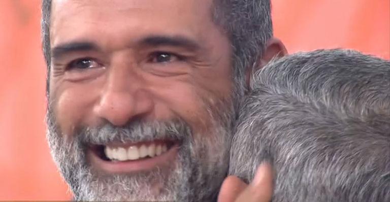 Marcos Pasquim reencontra o pai ao vivo no ‘Encontro’ e vai às lágrimas
