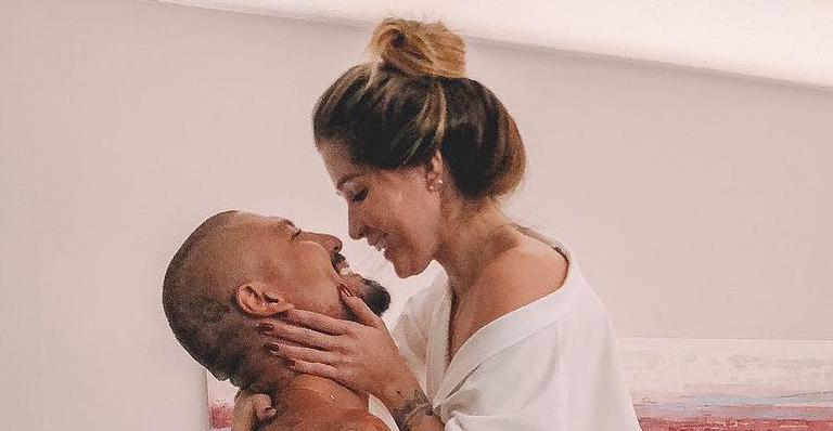 Aline Gotschalg e Fernando Medeiros posam em clique sensual na cama