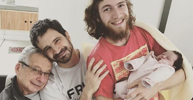 Avô aos 46, Caco Ciocler se diverte com a família em clique fofo
