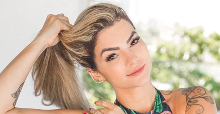 Kelly Key aparece com parte do rosto enfaixado e explica:”Estamos em casa, estamos bem”