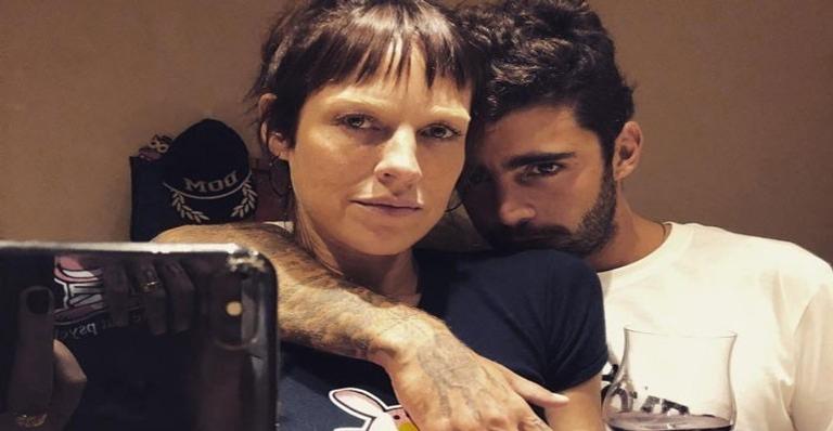 Luana Piovani e Pedro Scooby posam agarradinhos e mão boba chama atenção