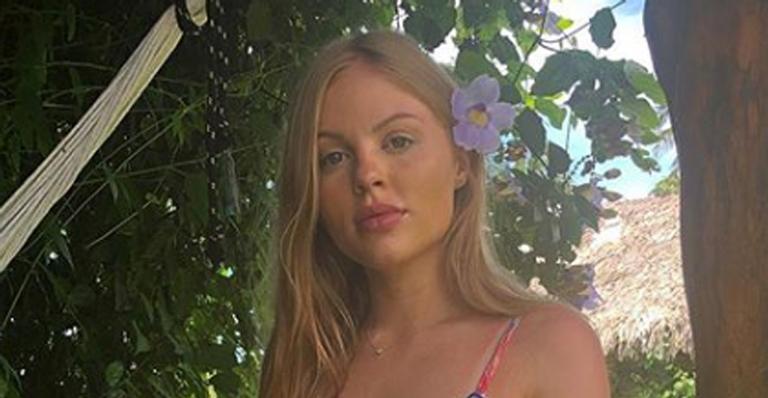 De biquíni, Luísa Sonza sensualiza durante passeio de lancha