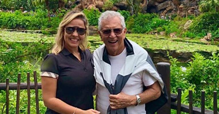 Carlos Alberto de Nóbrega e Renata Domingues curtem lua de mel na Disney