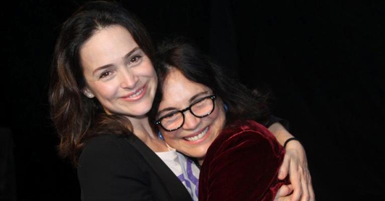 Sem make, Regina e Gabriela Duarte posam juntas e semelhança impressiona os fãs