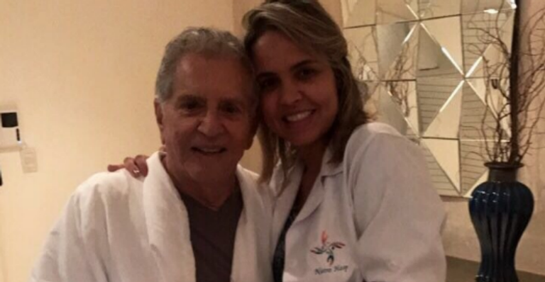Carlos Alberto De Nobrega brinca com a quantidade de compras da esposa em Orlando