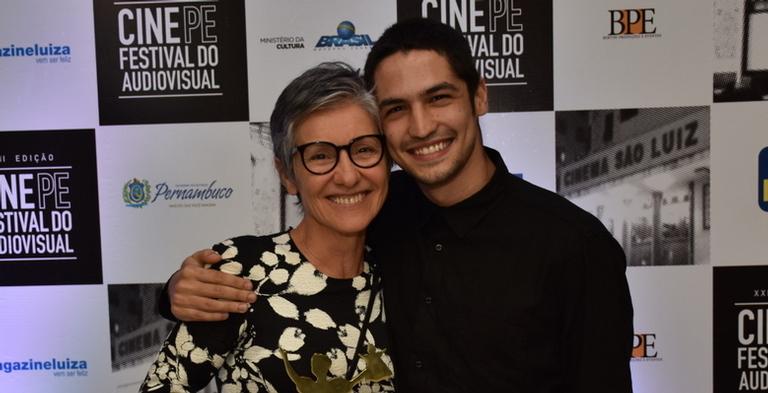Gabriel Leone e Cássia Kiss dão selinho em festival