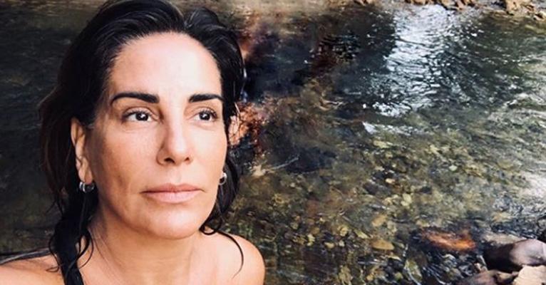 Aos 54 anos, Gloria Pires posa sem maquiagem em férias relax