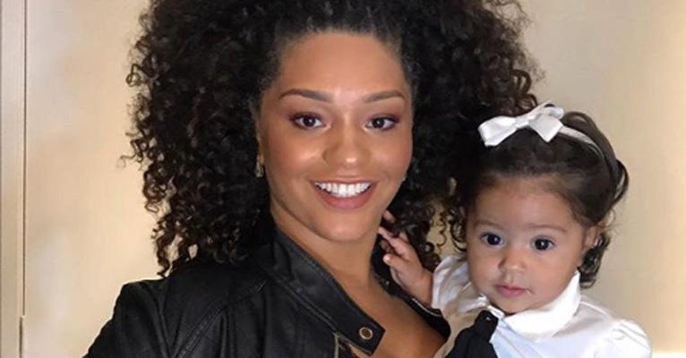 Yolanda, filha de Juliana Alves, rouba a atenção ao posar de look social