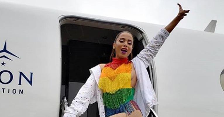 Após “bate e volta” no México, Anitta exibe look colorido e sexy para a Parada LGBT de SP