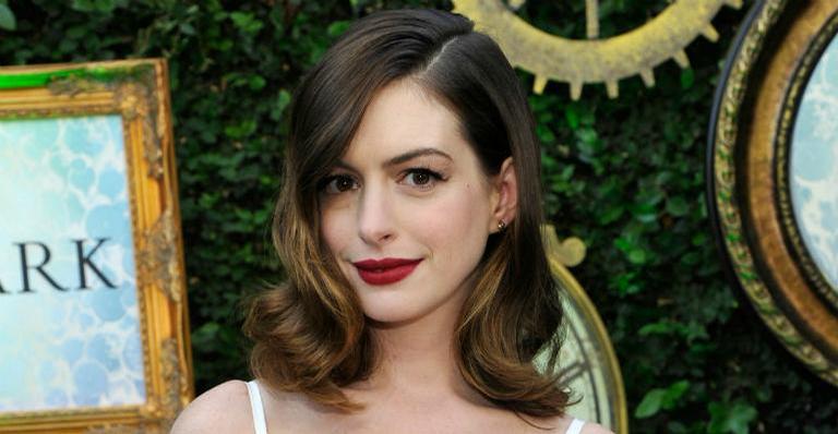 Em dieta para ganhar peso, Anne Hathaway afirma: “Estou muito feliz com meu corpo”