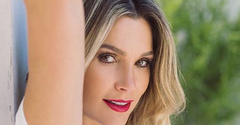 Prestes a completar 44 anos, Flavia Alessandra exibe barriga sarada em foto de biquíni