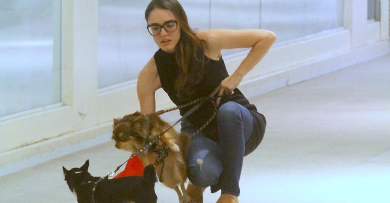 Fofura! Isabelle Drummond passeia com seus cachorrinhos em shopping no Rio