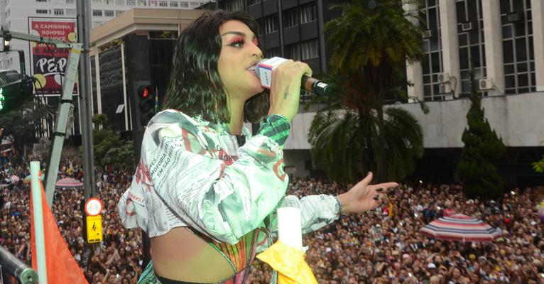 Com look cavado, Pabllo Vittar agita multidão em show animado na Parada LGBT de SP