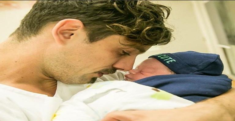 Família Bridi mostra pela primeira vez rosto de Valentim, filho de Rafael Cardoso e Mari Bridi