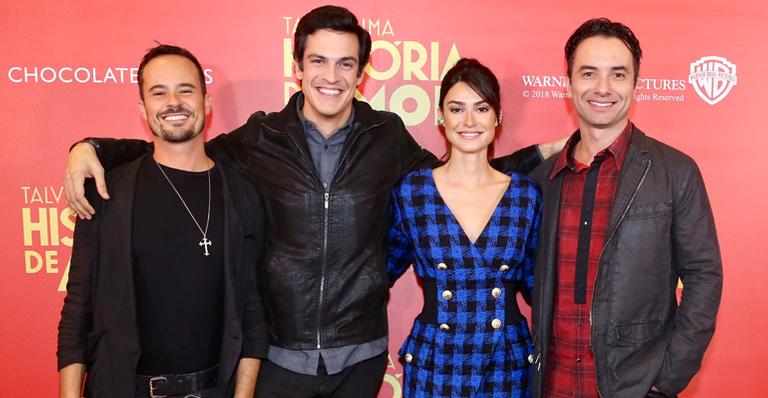 Em pré-estreia, Thaila Ayala posa com o ex-marido, Paulo Vilhena