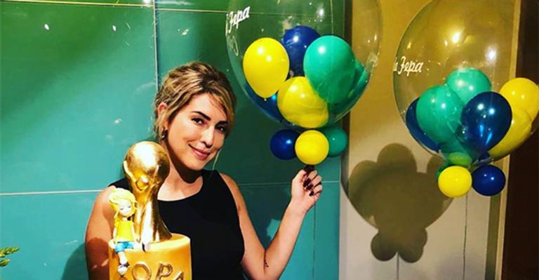 Fernanda Paes Leme comemora aniversário cantando ao lado de amigos famosos