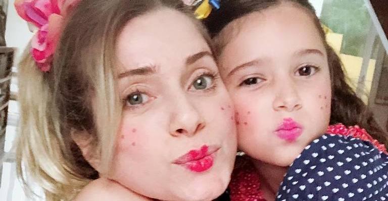 Leticia Spiller e filha de 7 anos exibem looks caipiras para festa junina