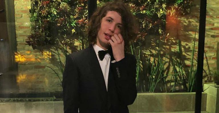 Lucas Jagger responde seguidor que o chamou de gay