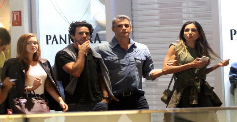 Marina Ruy Barbosa, Xande Negrão, Marcio Garcia e Andréa Santa curtem dia de shopping