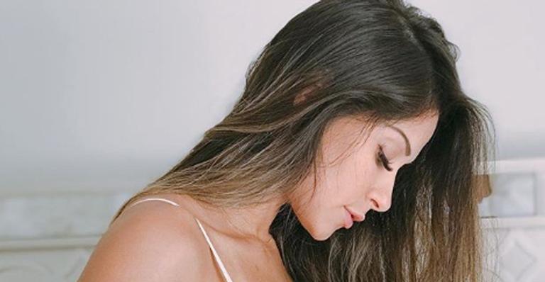 Grávida de seis meses, Mayra Cardi exibe barriguinha: “Tímida”