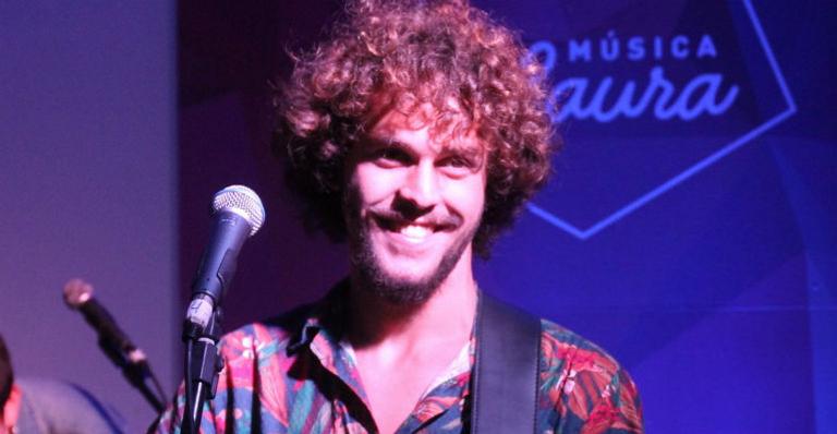 Filho de Pedro Bial e Giulia Gam surpreende em show intimista no Rio de Janeiro