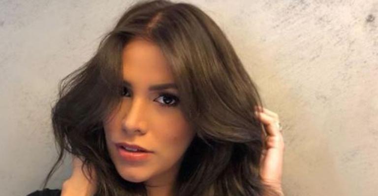 Novo visual! Adriana Sant’Ana abandona os fios escuros e volta a ser loira