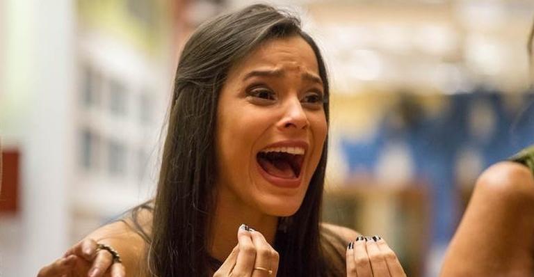 Emilly Araújo tenta fazer brincadeira e recebe alfinetada de seguidor