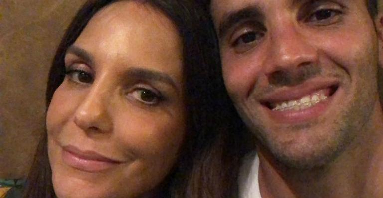 Marido de Ivete Sangalo ganha beijão de língua no jantar de aniversário