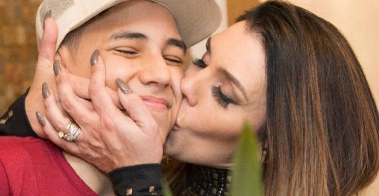 Simony parabeniza o filho e beleza do rapaz chama atenção dos internautas