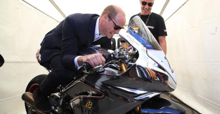 Príncipe William prestigia corrida de motos e revela reação da esposa, Kate